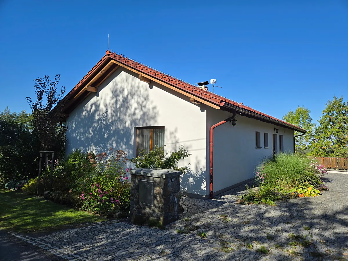 Pronájem rodinného domu 240 m², pozemek 2000 m²